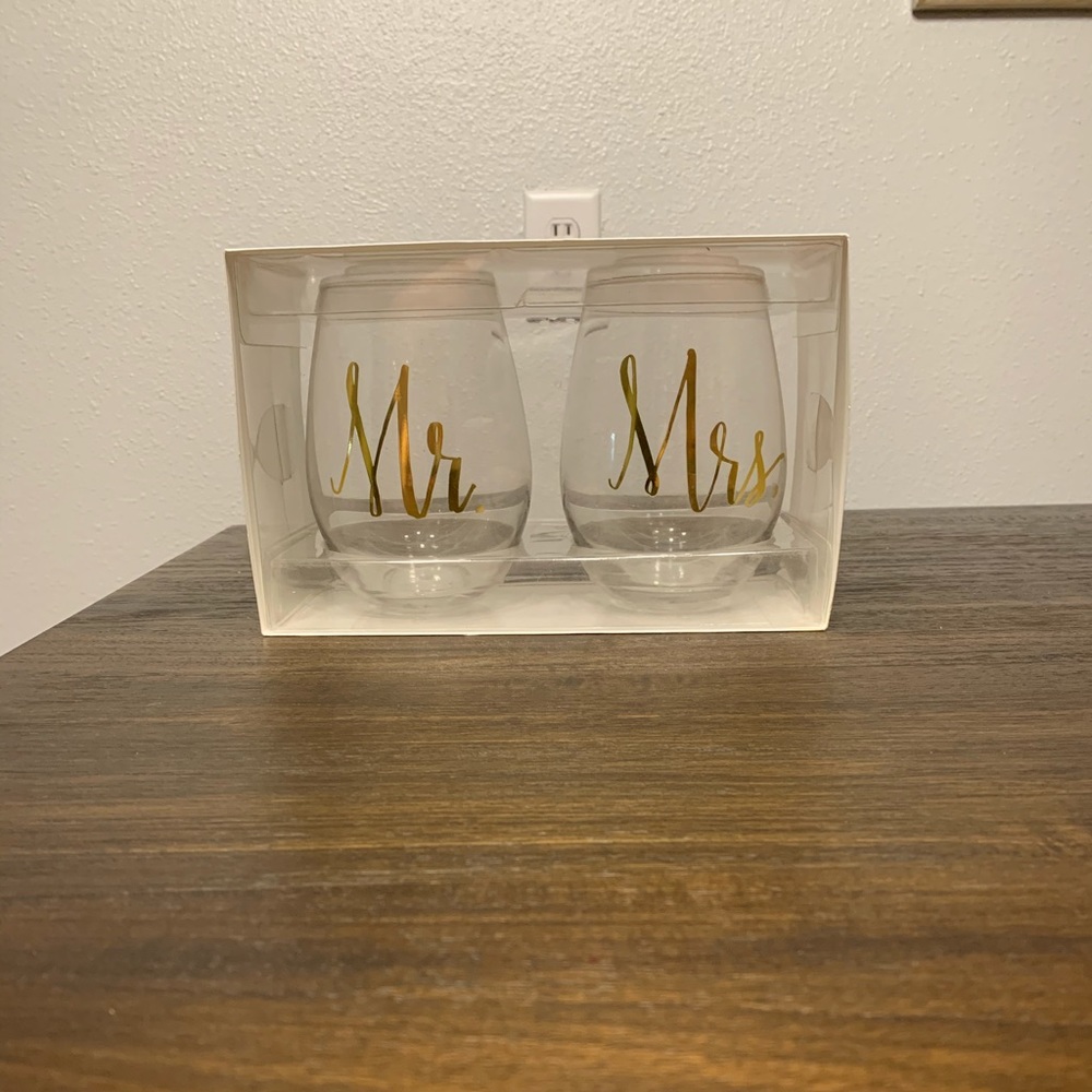 Stemless Mr & Mrs wine glasses